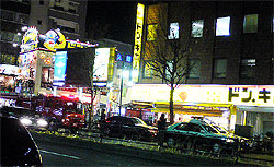 ドン・キホーテ新宿店前に停まる消防車やパトカー